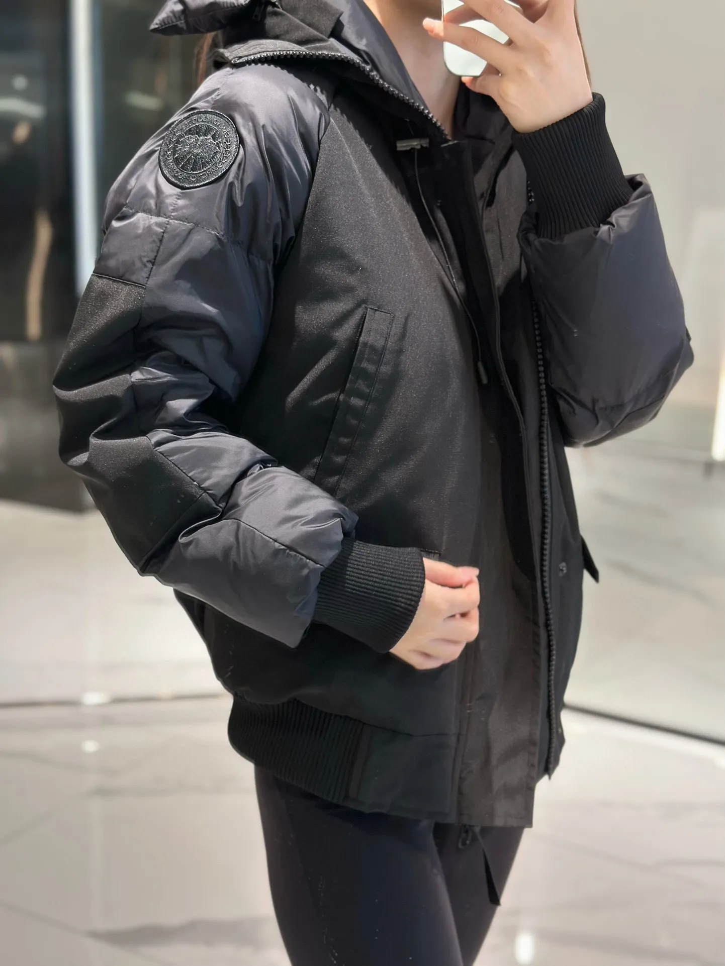 P900 Big Goose Soft Sleeve Short Bomber Jacket Canada Goose Canada Goose Chilliwack Series Solid Color Hooded Fitted Long Sleeve Down Jacket Paradigm Series Down Jacket Short Big Goose Soft Sleeve Down Jacket White The inner straps make the jacket easy to carry on the shoulders, freeing your hands. Special features: light, thick, handsome Size xs-xxl Color black, white